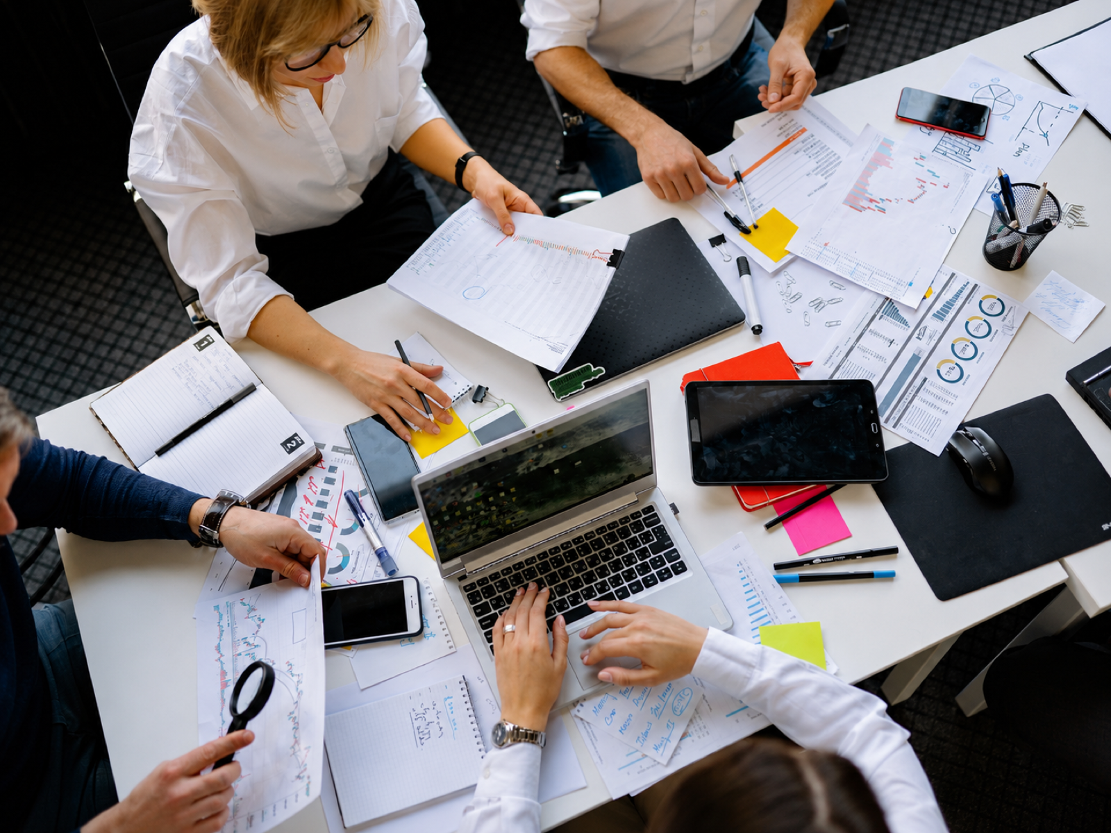 Team reviewing procurement documents and supplier details for multi-supplier sourcing pressure